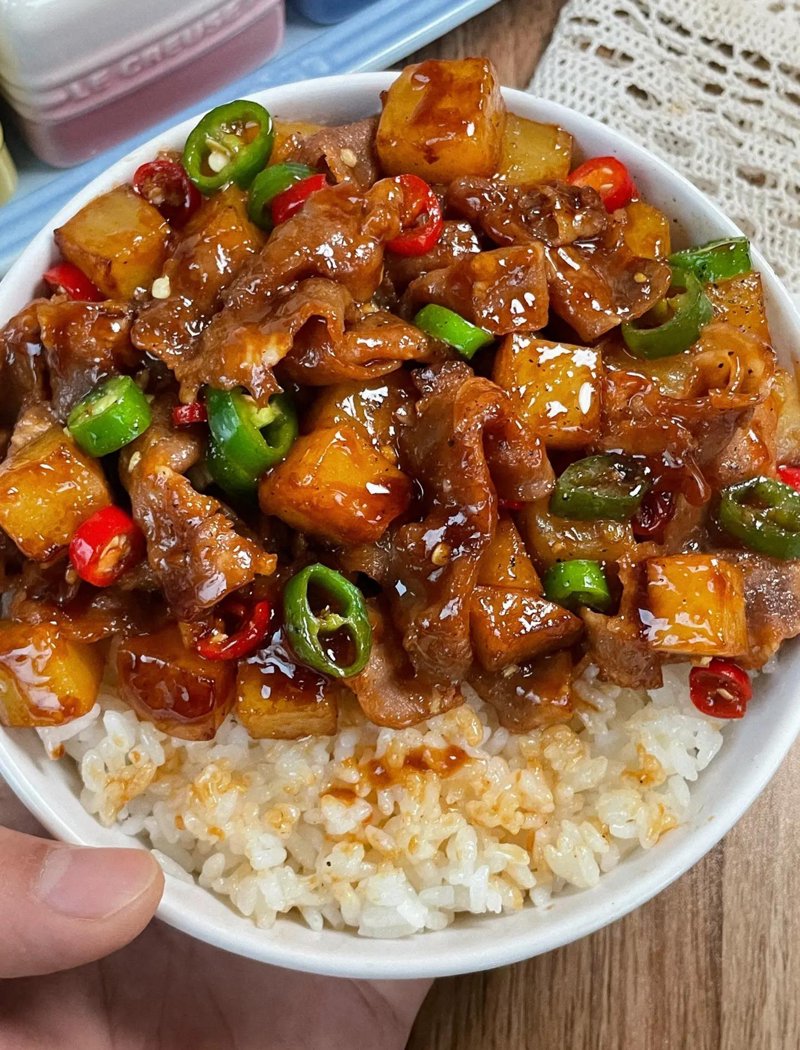 品尝河北美食之巅:张家口煲菜饭的魅力何在?